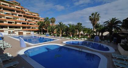 aurinkoinen terassihuoneisto suoraan meren rannalla, josta on upeat näkymät