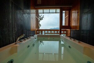 Suite Deluxe, 1 letto king | Tende oscuranti, insonorizzazione, lenzuola