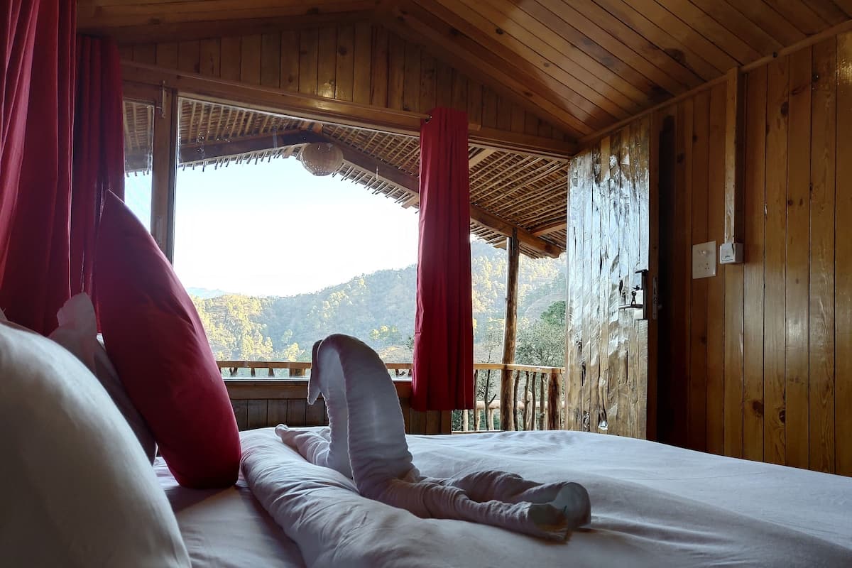 Huts | Blackout drapes, soundproofing, bed sheets