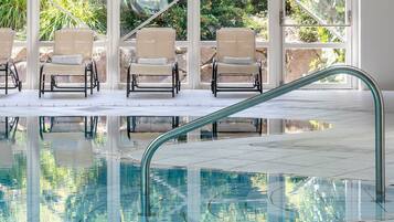 Una piscina techada, una piscina al aire libre de temporada