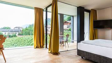 Ropa de cama hipoalergénica, colchones con efecto memoria y minibar