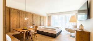 Hypo-allergenic bedding, memory foam beds, minibar, in-room safe - Design-Hotel Ballguthof (Lana)