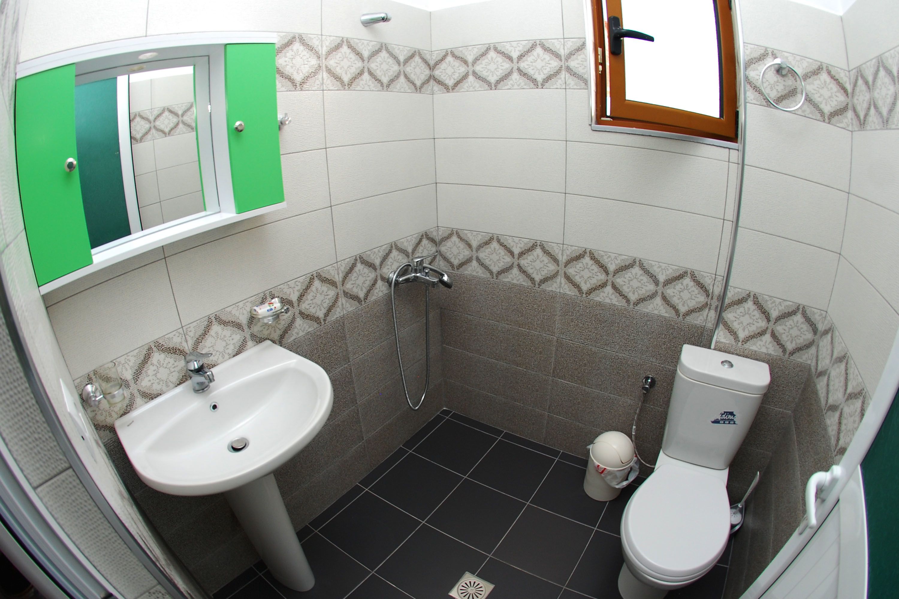 Un baño pequeño con lavabo, inodoro y ducha.