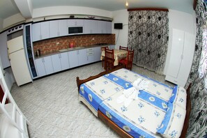 Caja de seguridad en la habitación y escritorio