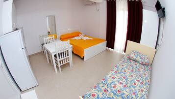 Triple Room, Balcony (3 adults) | Peti besi dalam bilik, meja, seterika/papan seterika, Wi-fi percuma