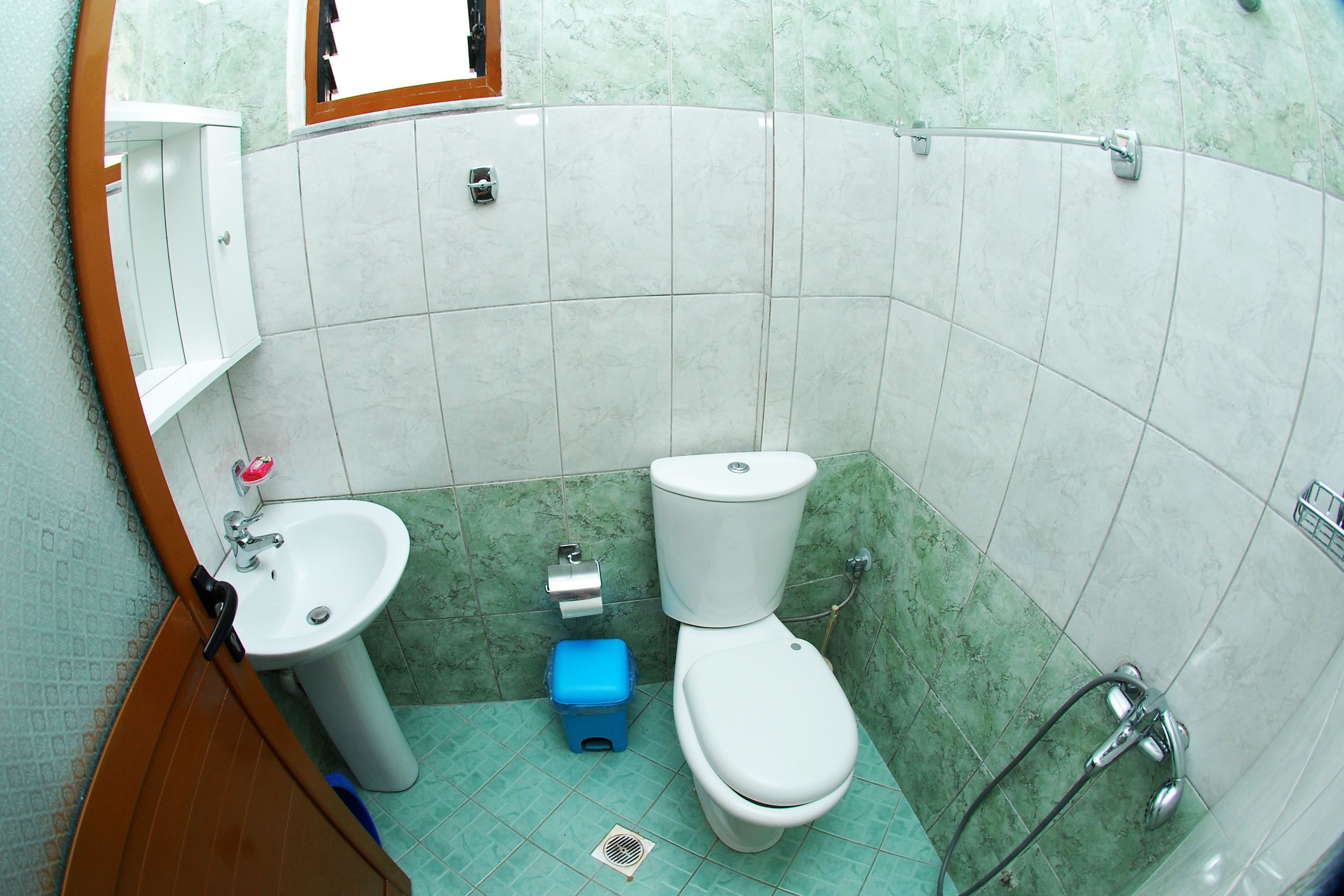 Coffres-forts dans les chambres, bureau, fer et planche à repasser