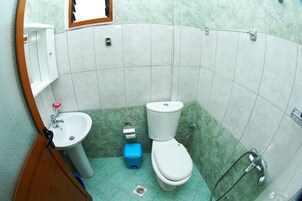 客房内保险箱、办公桌、熨斗/熨衣板、免费 WiFi