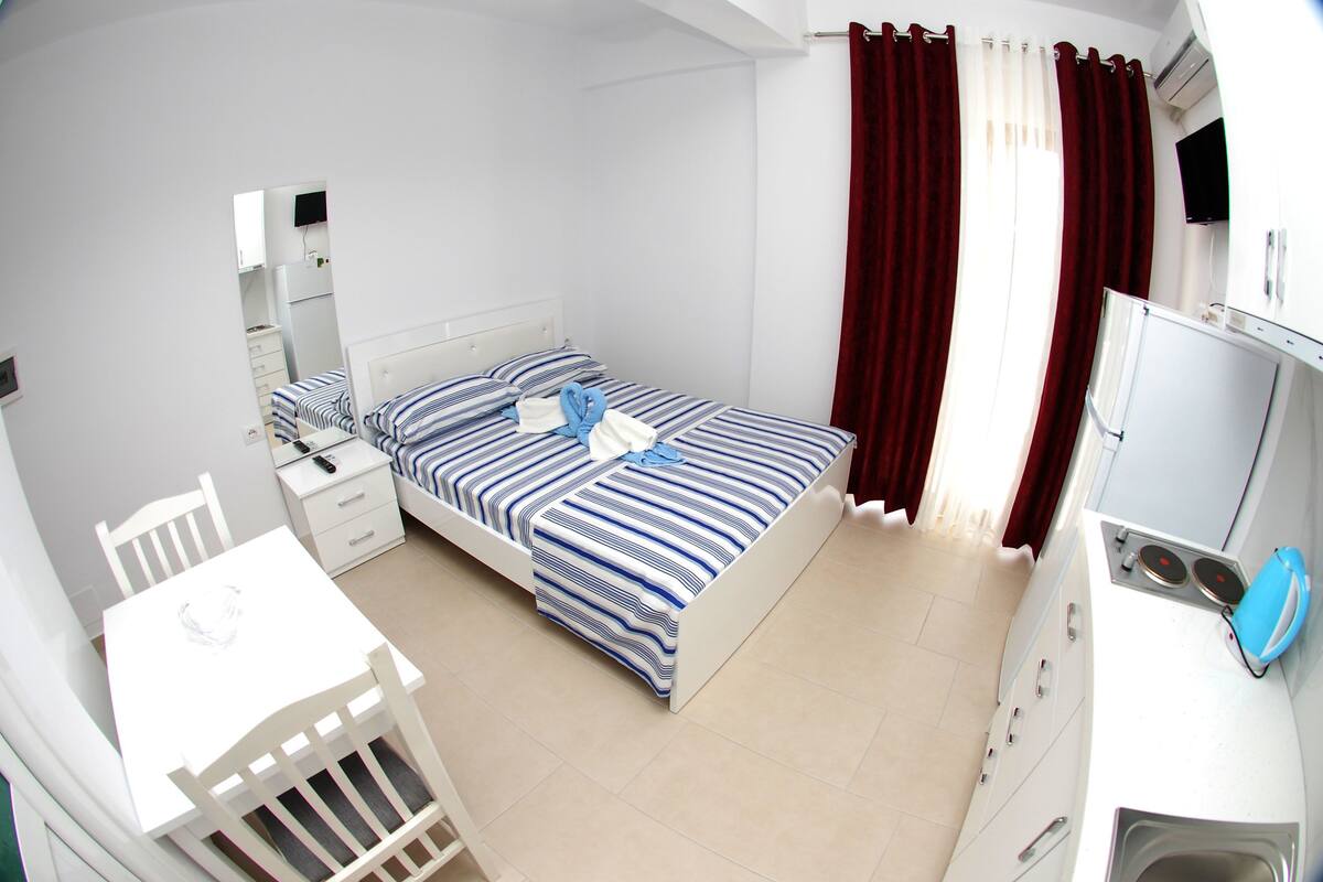 Double Room, Balcony (2 adults) | In-room safe, desk, iron/ironing board, WiFi (free)