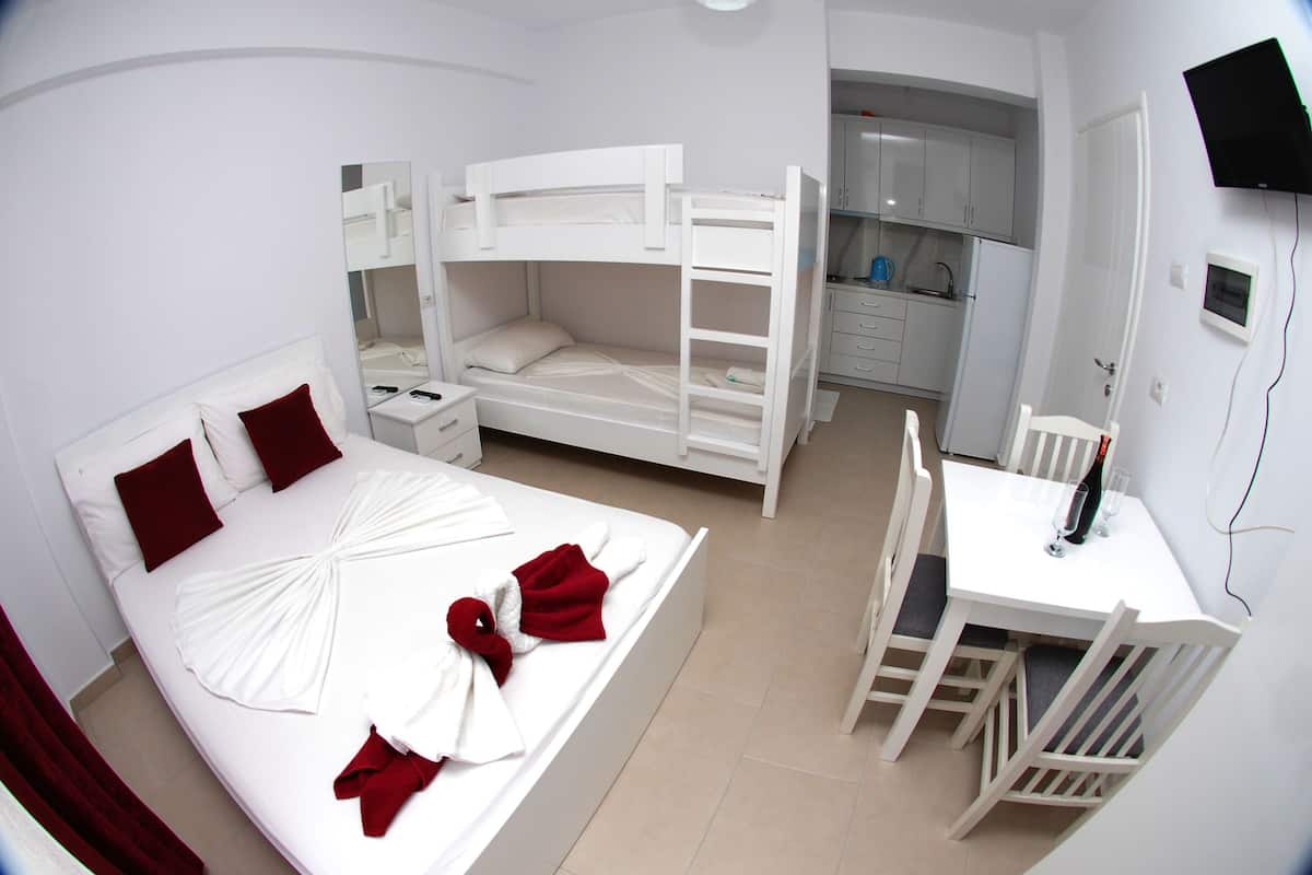 Vierbettzimmer, Balkon | 1 Schlafzimmer, Zimmersafe, Schreibtisch, Bügeleisen/Bügelbrett