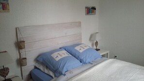1 slaapkamer, een strijkplank/strijkijzer, wifi, beddengoed