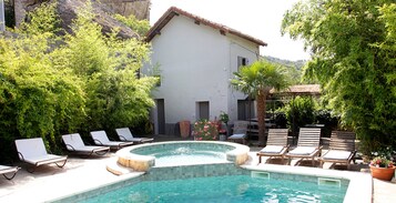 季节性开放的室外游泳池