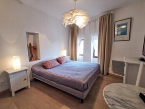 1 chambre, décor unique, ameublement unique, fer et planche à repasser