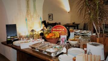 Sarapan prasmanan setiap hari (EUR 14 per orang)