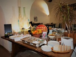 每日供应自助式早餐（每人 EUR 14）