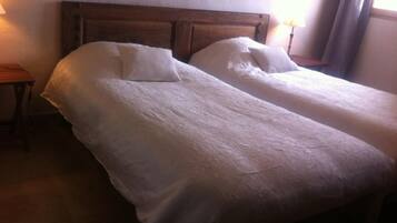 Una cama doble con cabecera de madera en una habitación de hotel.