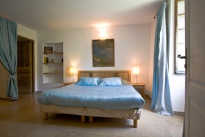 1 Schlafzimmer, individuell dekoriert, individuell eingerichtet