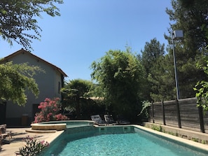 Piscine extérieure en saison