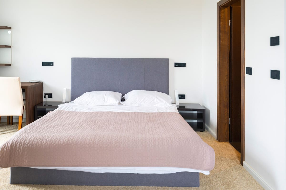 Suite estudio superior | Escritorio, espacio para trabajar con un portátil, cortinas opacas