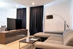 Deluxe Penthouse | Living area | Flat-screen TV - Hotel Park Superior (Cakovec)