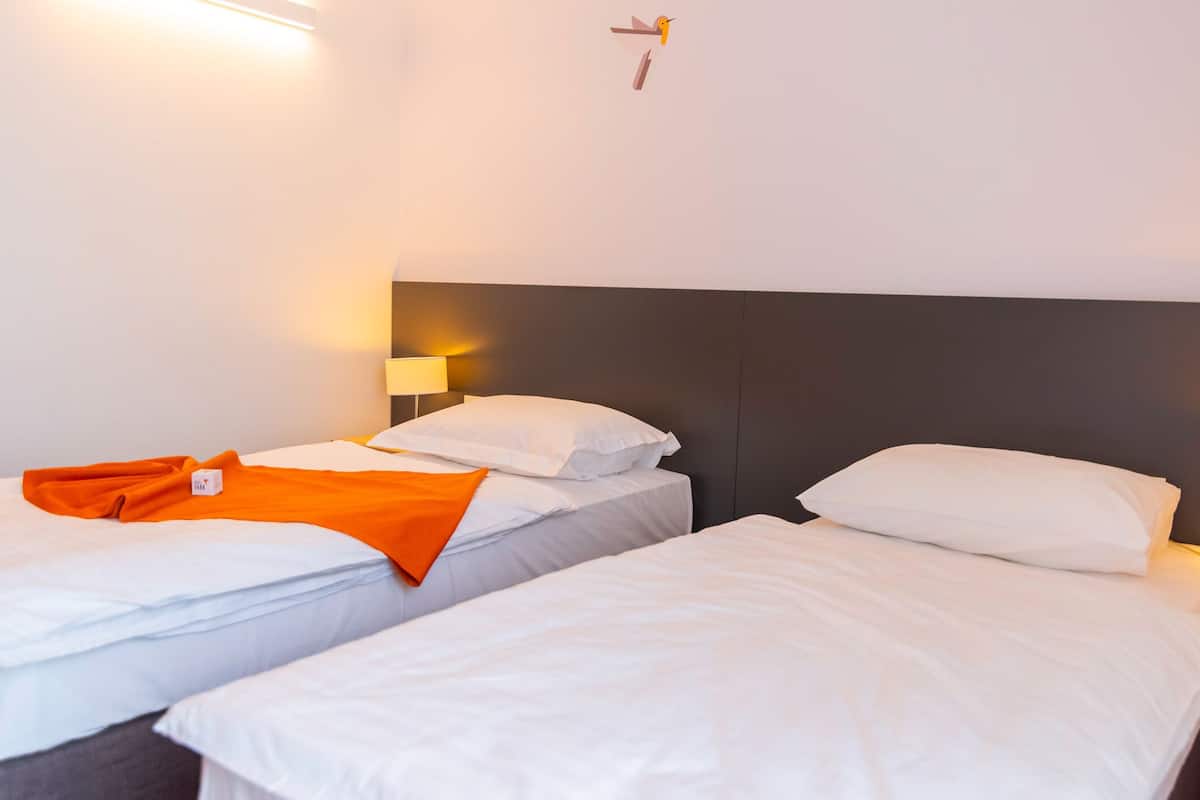 Habitación superior con 2 camas individuales, 2 camas individuales | Escritorio, espacio para trabajar con un portátil, cortinas opacas