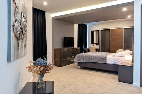 Escritorio, espacio para trabajar con laptop y cortinas blackout . Hotel Park Superior