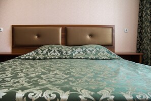 Habitación doble estándar, 1 cama Queen size | Wifi gratis y ropa de cama 