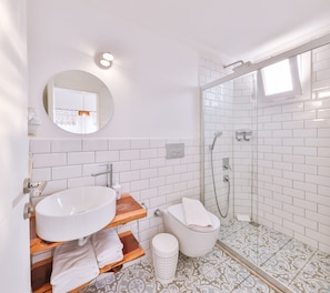 Mekik | Salle de bain | Douche, douche cascade, séchoir à cheveux, pantoufles