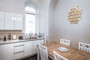 Deluxe-Apartment, Mehrere Betten | Eigene Küche | Großer Kühlschrank, Mikrowelle, Ofen, Herdplatte