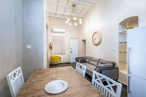 Deluxe-Apartment, Mehrere Betten | Essbereich im Zimmer