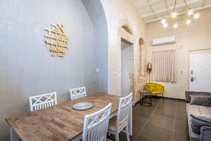 Deluxe-Apartment, Mehrere Betten | Essbereich im Zimmer