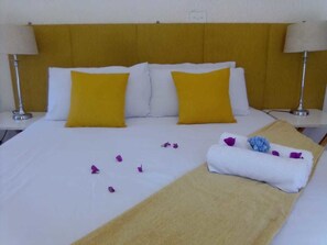 Decoración personalizada, muebles diferentes y cortinas blackout