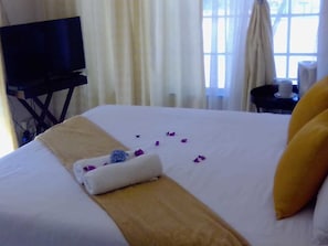 Decoración personalizada, muebles diferentes y cortinas blackout