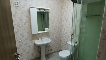 Apartment, 3 Bedrooms | Bathroom | Shower, free toiletries, hair dryer, towels