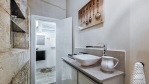 Deluxe appartement, Meerdere bedden | Privékeuken | Een espressoapparaat, een microgolfoven, een kookplaat, een waterkoker