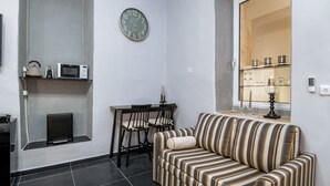 Deluxe appartement, Meerdere bedden | Woonruimte | Flatscreentelevisie