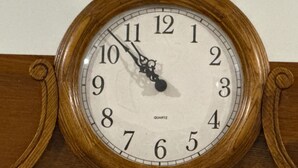 A wall-mounted wooden clock with a white face and black numbers. - Self Catering Holidays in the uk (Blaenau Ffestiniog)