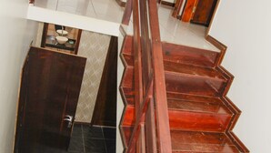 A wooden staircase with a handrail, leading to an upper floor. - Residencial Mandino - Quality, conformity and safety (Jardim Iguaçú)