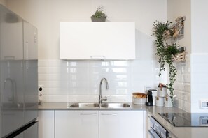 Lägenhet Deluxe - 1 dubbelsäng med bäddsoffa - utsikt mot staden | Eget kök | Stort kylskåp, mikrovågsugn, ugn och spishäll