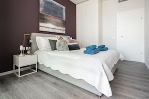 Lägenhet Deluxe - 1 dubbelsäng med bäddsoffa - utsikt mot staden | 1 sovrum, mörkläggningsgardiner och strykjärn/strykbräda