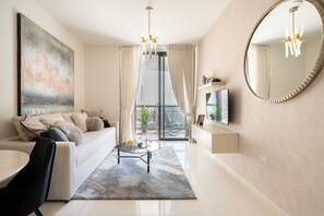 Deluxe appartement, 1 tweepersoonsbed met slaapbank, uitzicht op de stad | Woonruimte | Flatscreentelevisie