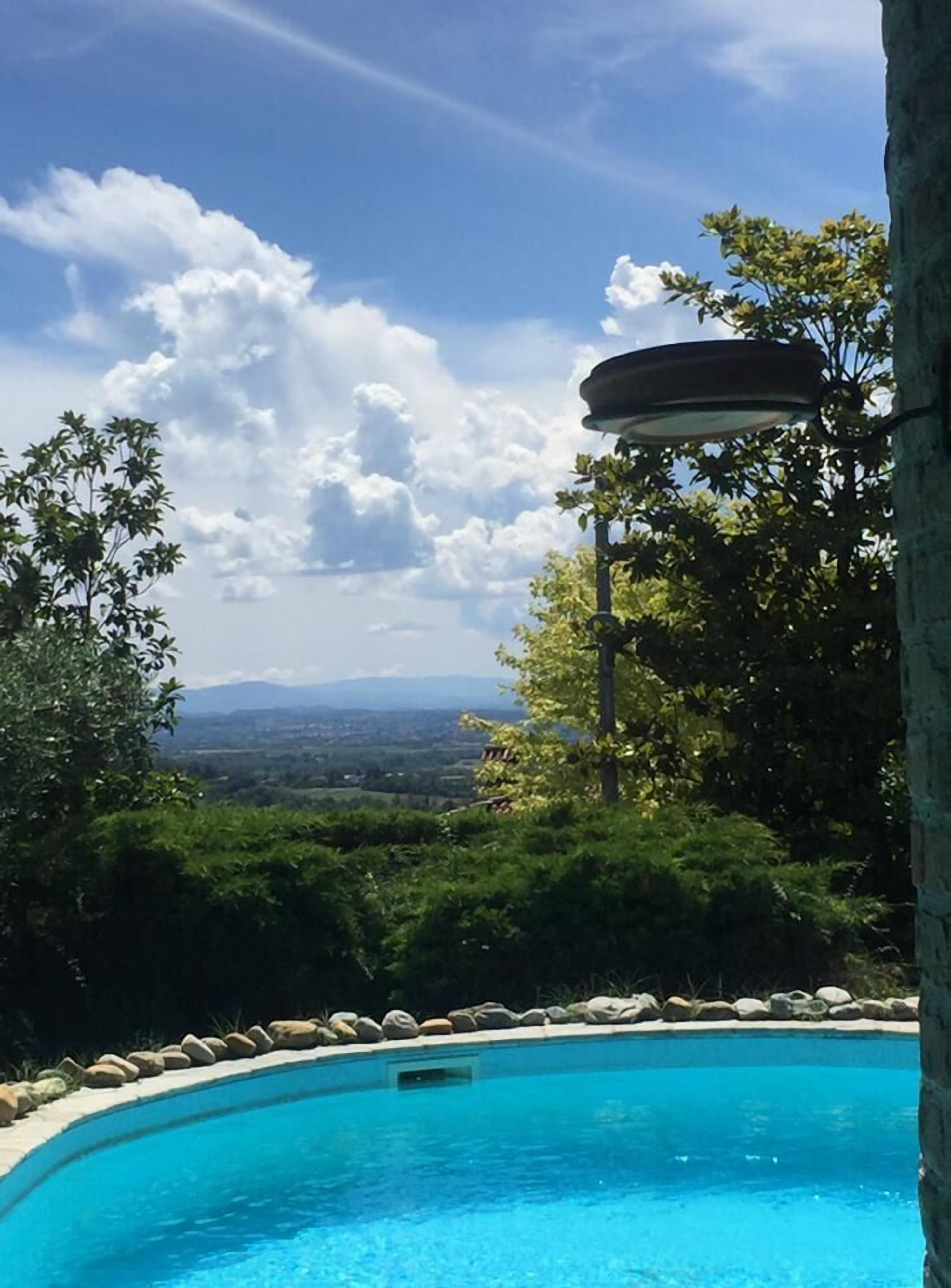 Piscina all'aperto, lettini