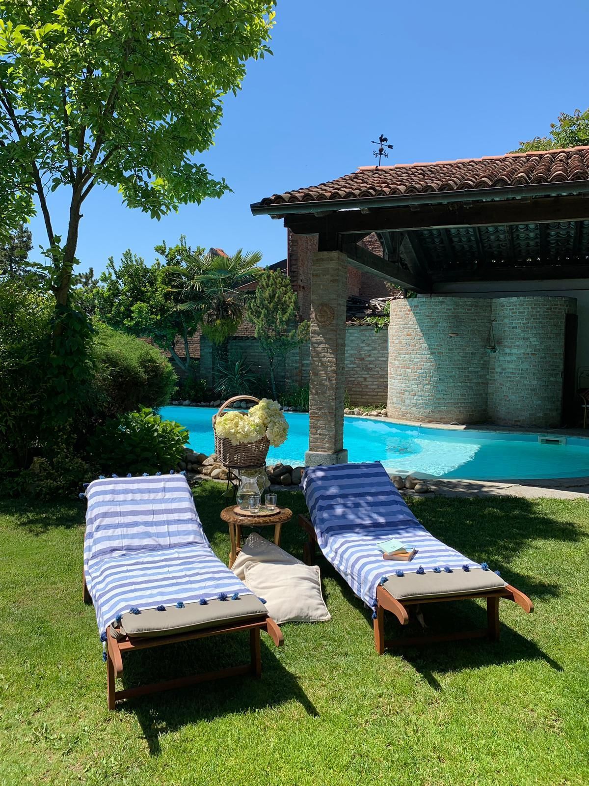 Una piscina al aire libre, tumbonas