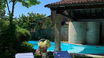 Una piscina al aire libre, tumbonas