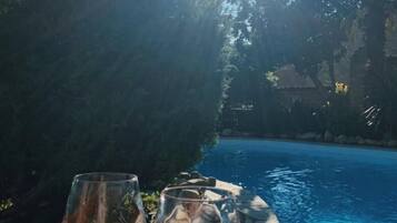 Hồ bơi ngoài trời, ghế dài tắm nắng