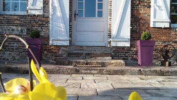 Pintu masuk properti