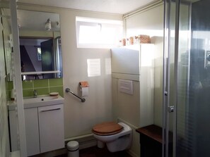 Kahden hengen huone, tupakointi kielletty (Bistro) | Kylpyhuone | Pyyhkeet, saippua, sampoo, vessapaperi