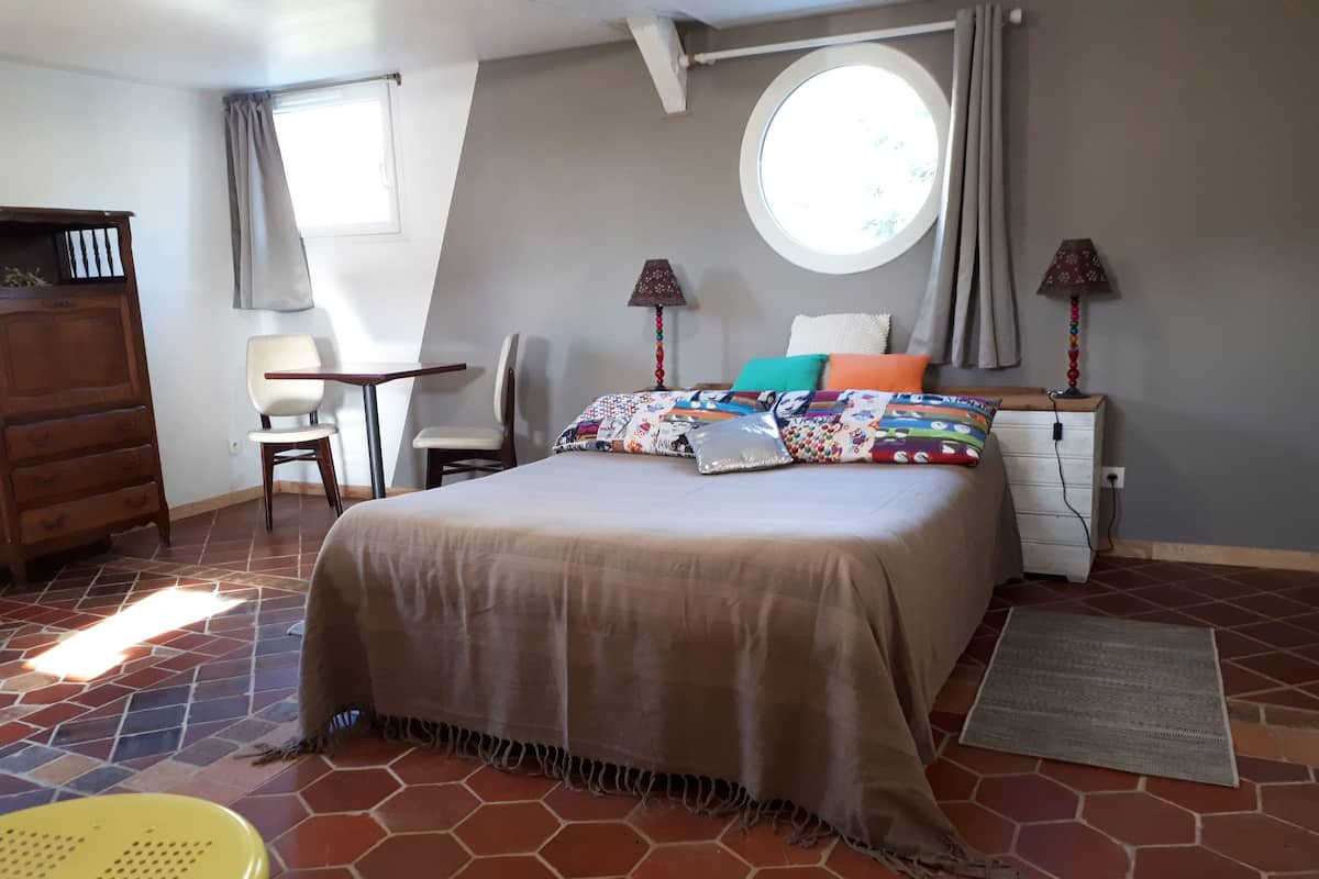 Double Room, Non Smoking (Bistro) | Iron/ironing board (on request), WiFi (free), individually decorated
