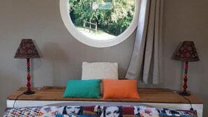 Chambre double, non-fumeur (Bistro) | Fer et planche à repasser, accès au Wi-Fi (inclus), décor unique