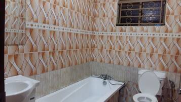 Shower, rainfall showerhead, free toiletries, bathrobes