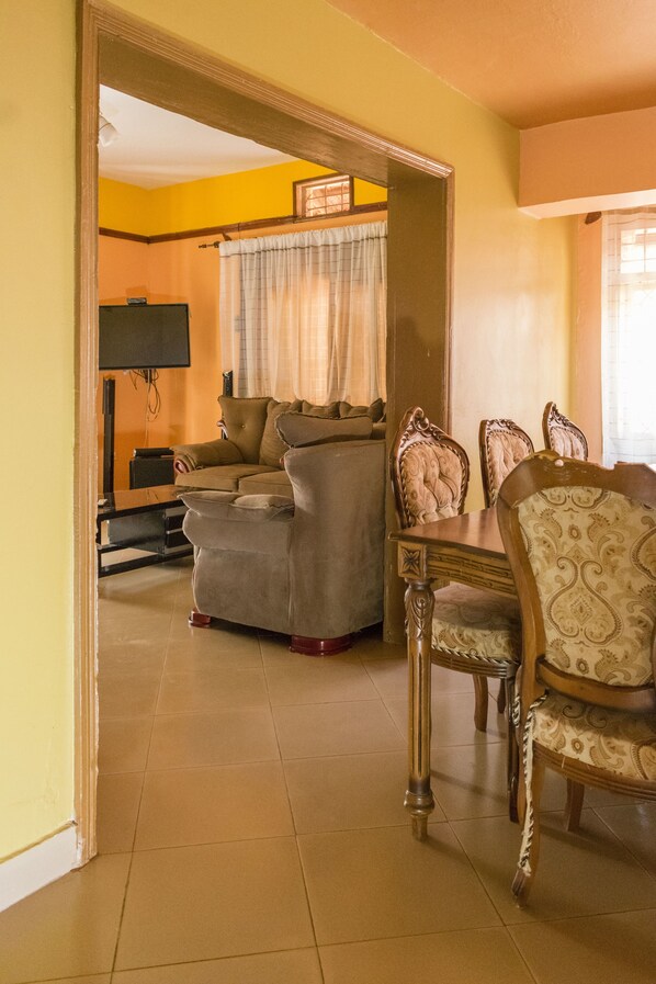 House | Living room | Flat-screen TV - Rates Motel (Mbale)